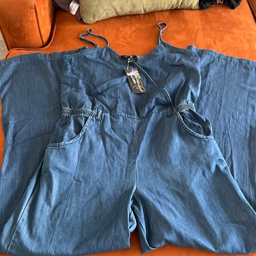 Beautiful never been wore jean one piece💙
